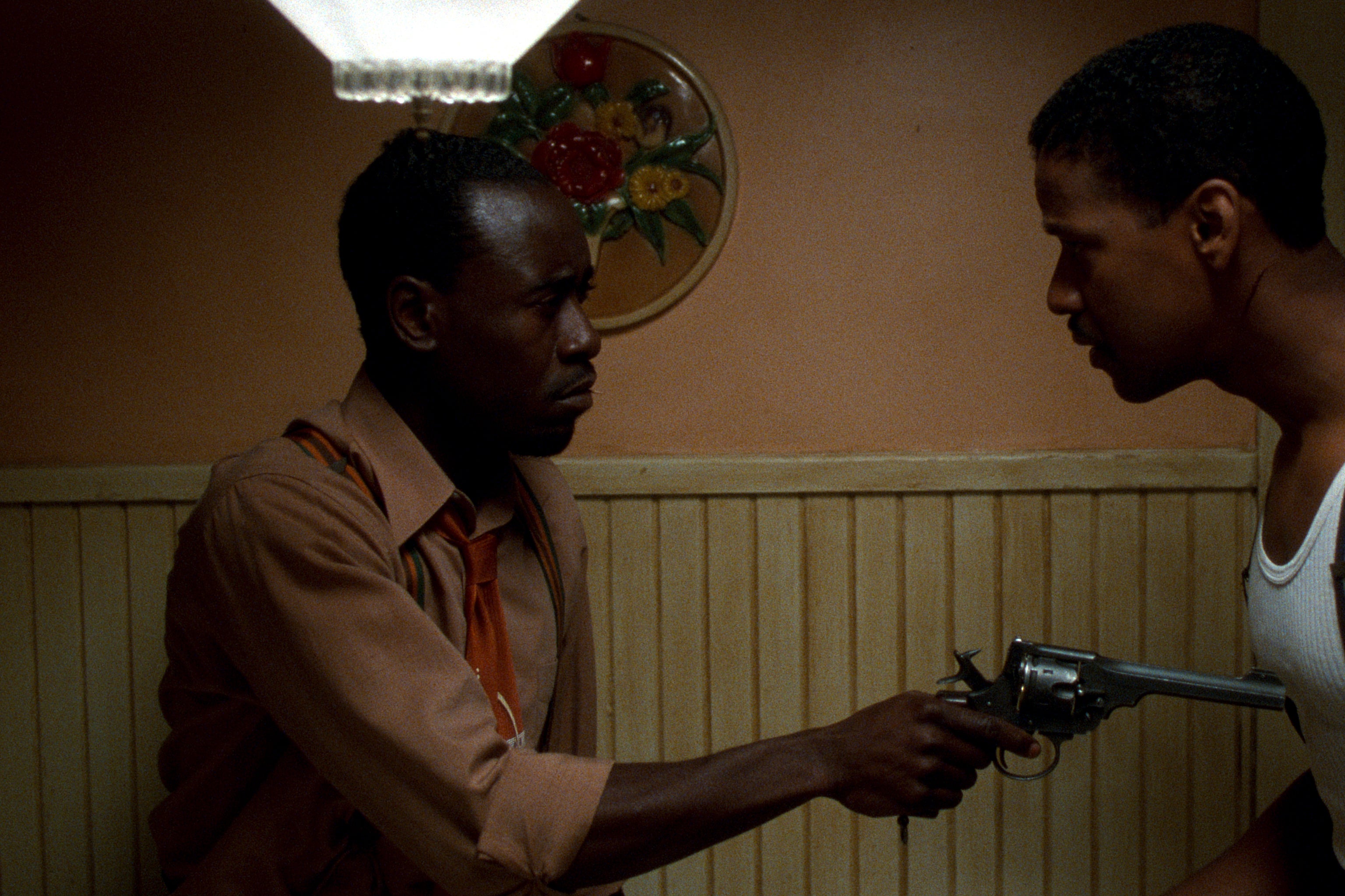 Don Cheadle as Mouse pulls a gun on Denzel Washington as Easy Rawlins.