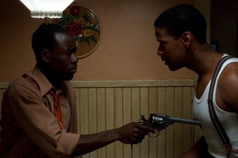 Don Cheadle as Mouse pulls a gun on Denzel Washington as Easy Rawlins.