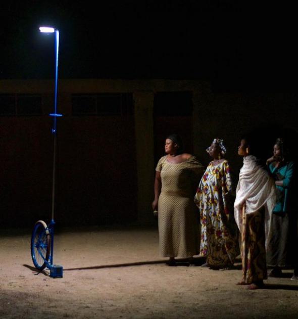 When a women’s collective first encounters a Foroba Yelen portable lamp, reactions can range from suspicion to curiosity to delight.