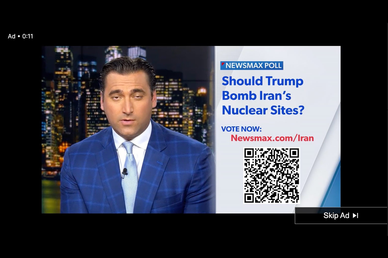 Een Newsmax-poll waarin de kijker wordt gevraagd of Trump Iraanse nucleaire installaties moet bombarderen. Een QR-code is prominent zichtbaar.