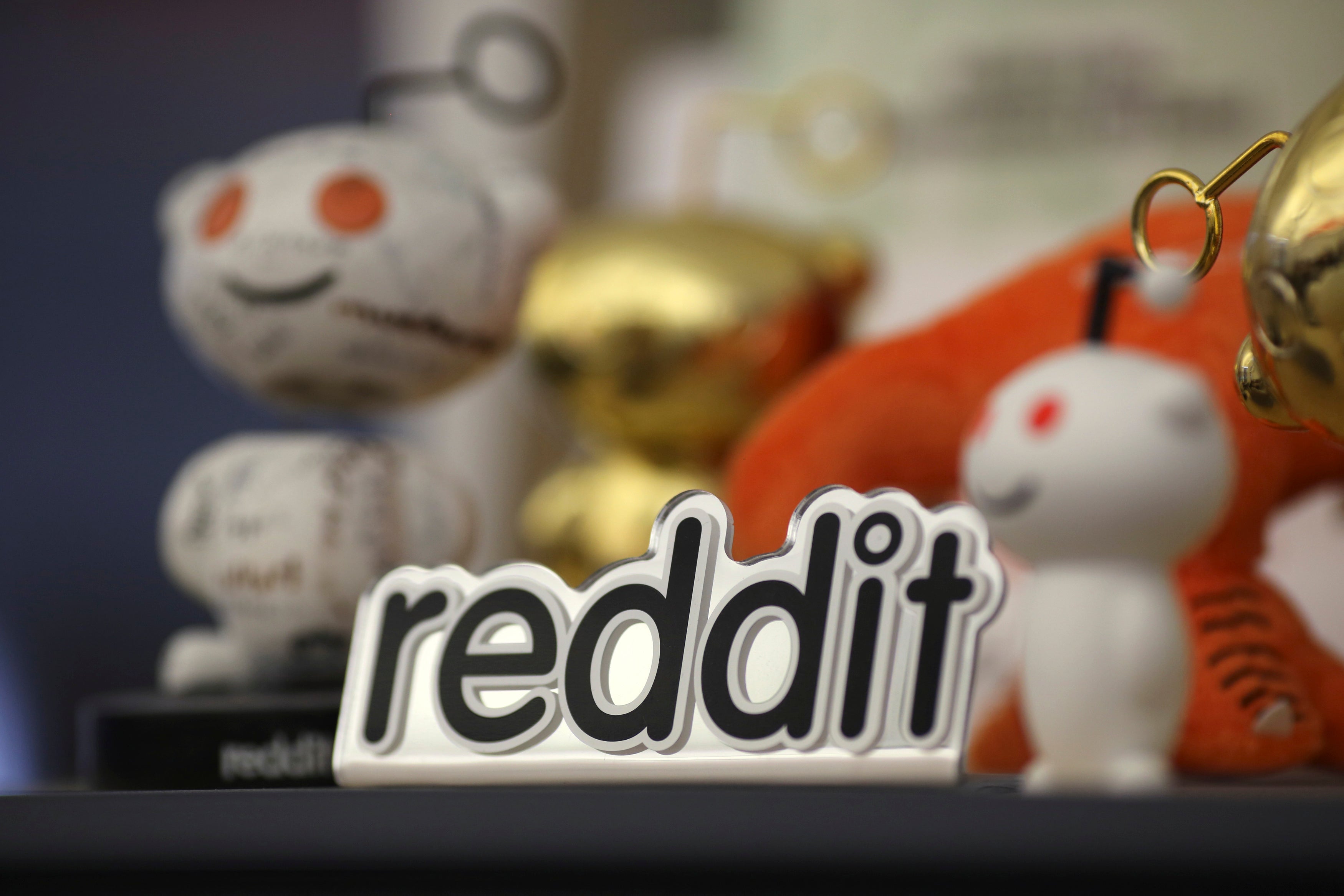 Adorable Reddit mascots being adorable.