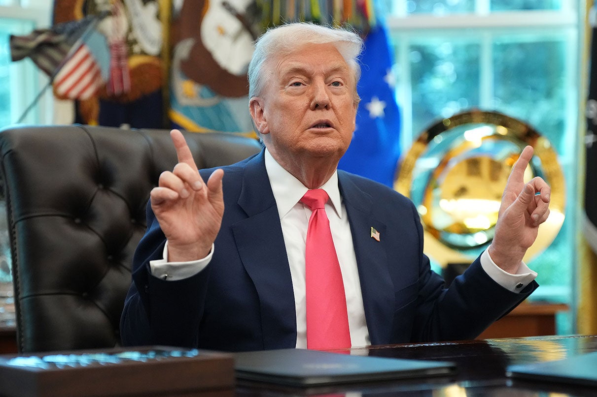 Donald Trump en la Oficina Oval tiene sus dos dedos índices levantados por alguna razón.