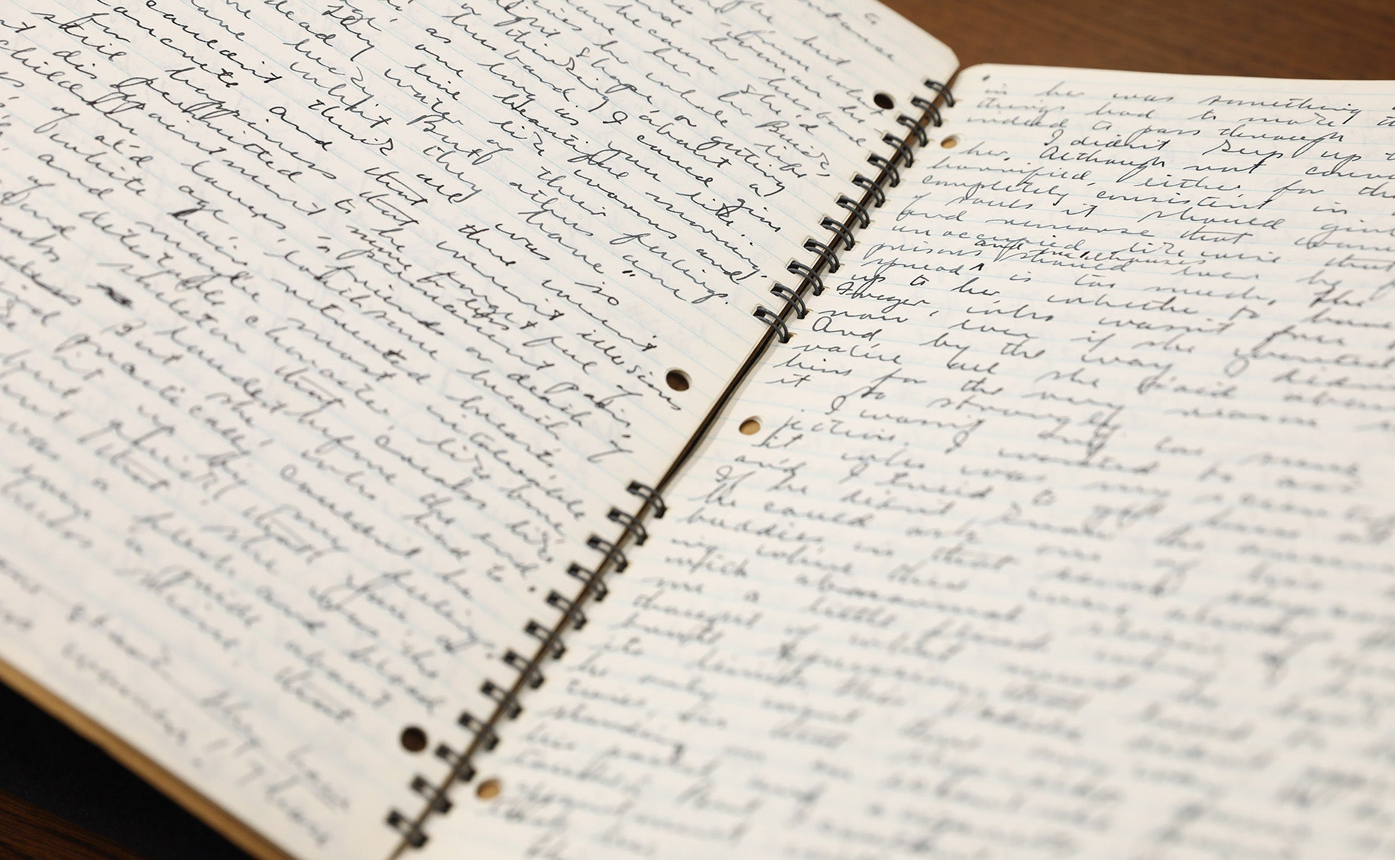 El yazısı sayfalara açık bir defter.