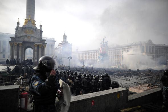 Anti-government protesters clash with police on Independence Square in Kiev on February 19, 2014 in Kiev, Ukraine. 
