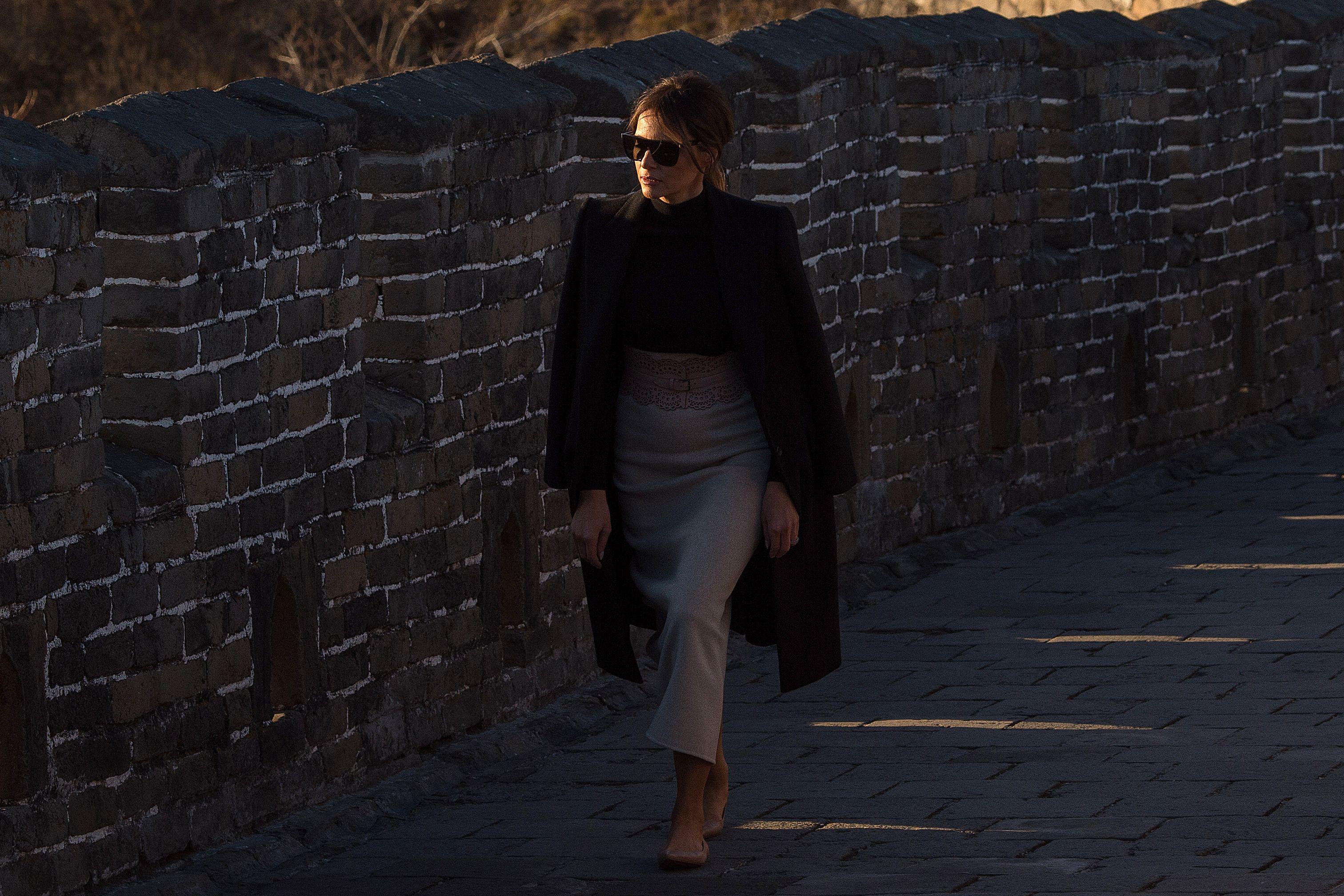US First Lady Melania Trump walks on the Great Wall of China on the outskirts of Beijing on November 10, 2017. / AFP PHOTO / Nicolas ASFOURI (Photo credit should read NICOLAS ASFOURI/AFP/Getty Images)