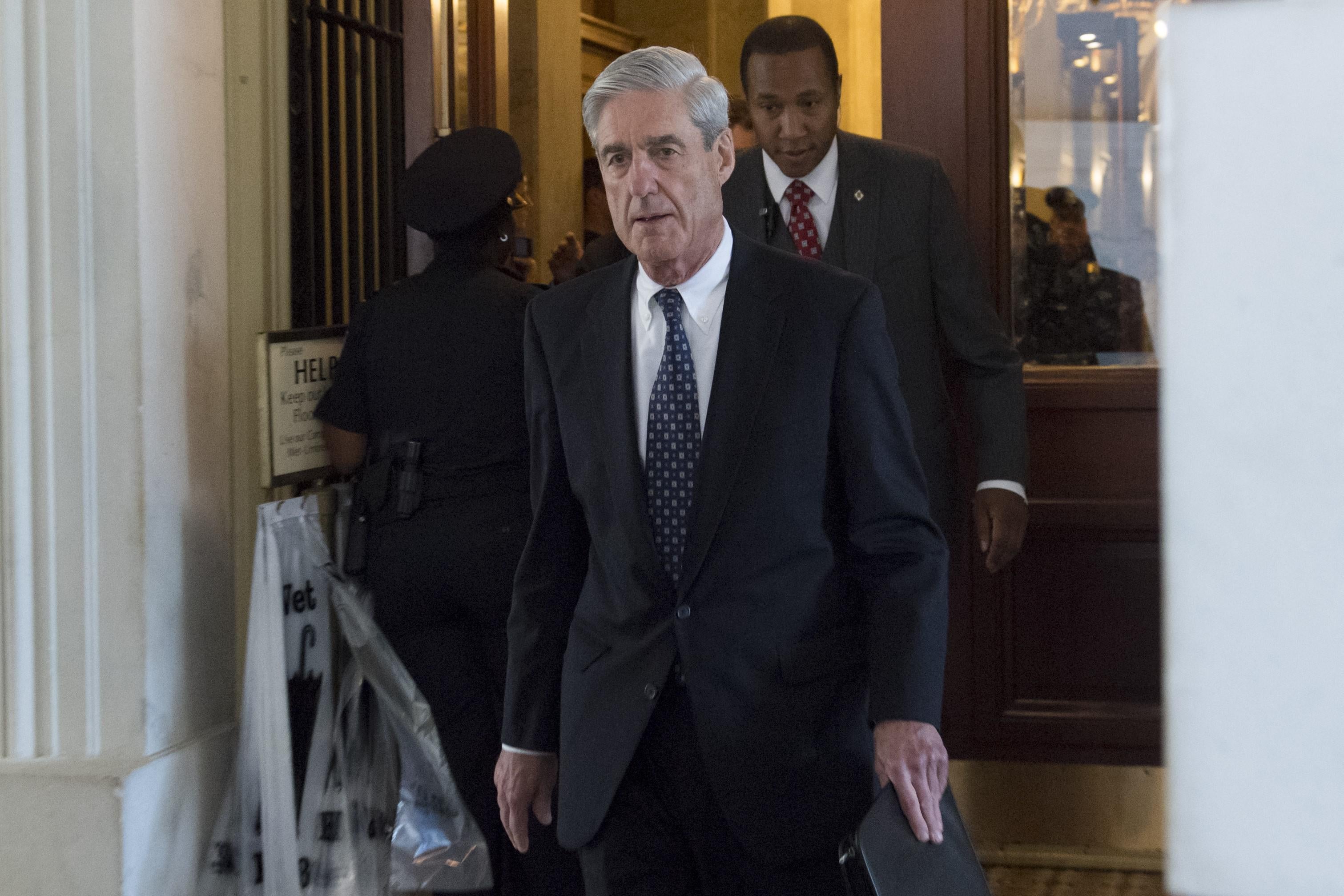 Former FBI Director Robert Mueller, special counsel on the Russian investigation, leaves following a meeting with members of the US Senate Judiciary Committee at the US Capitol in Washington, DC on June 21, 2017. / AFP PHOTO / SAUL LOEB        (Photo credit should read SAUL LOEB/AFP/Getty Images)
