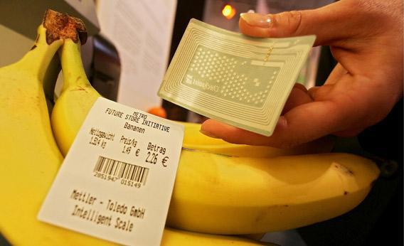 An RFID label with a microchip beside bananas.