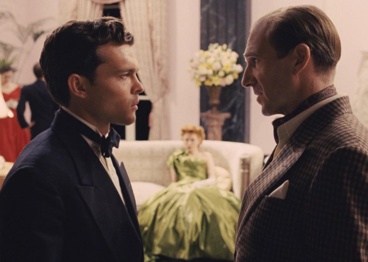 Hobie Doyle (Alden Ehrenreich) and Laurence Laurentz (Ralph Fiennes) in Hail, Caesar!