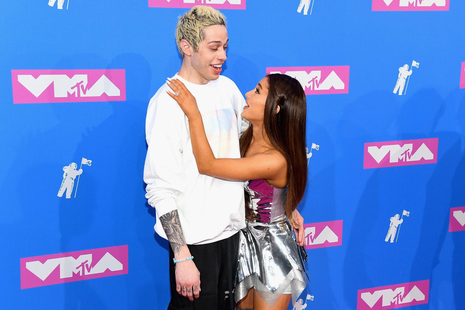 Pete Davidson cancels performance after breakup with Ariana Grande.(02)