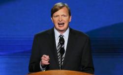 Campaign Manager Jim Messina speaks on stage.