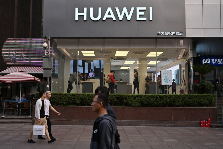 People walk past a Huawei store in Shanghai on May 10, 2019. (Photo by HECTOR RETAMAL / AFP)        (Photo credit should read HECTOR RETAMAL/AFP/Getty Images)