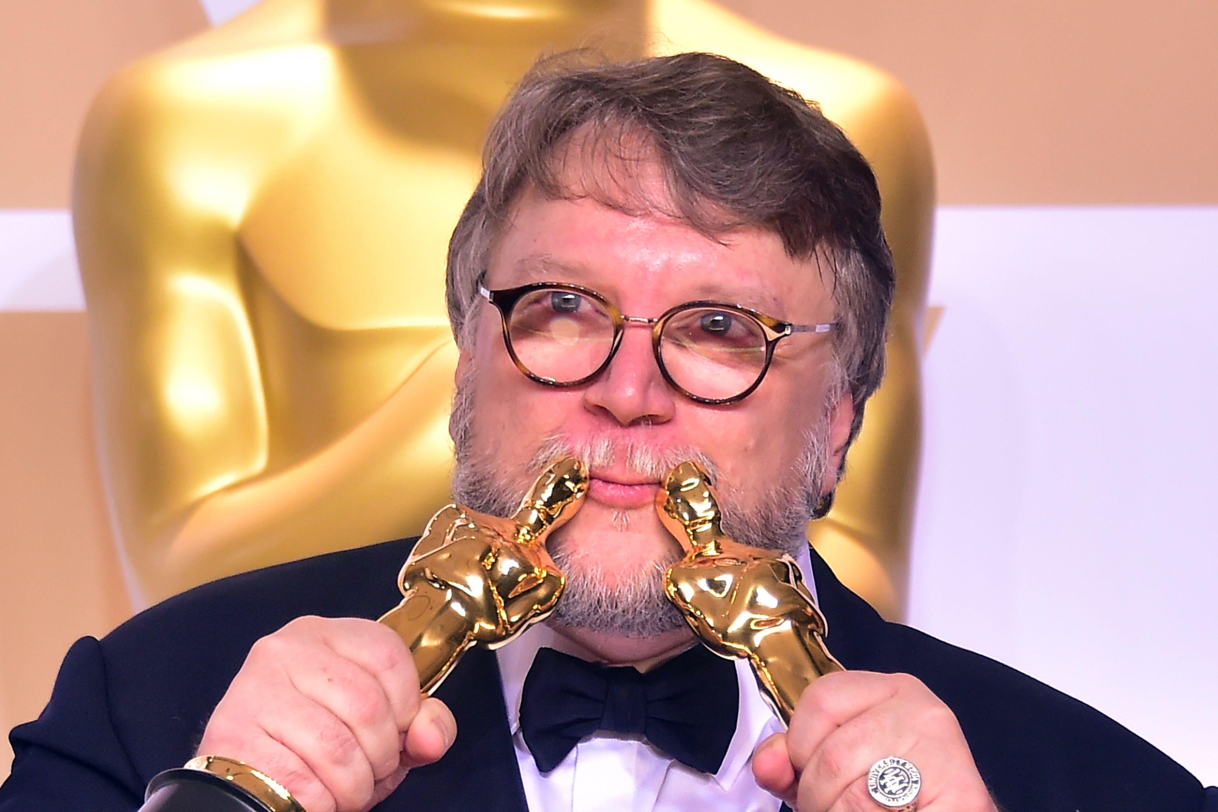 TOPSHOT - Director Guillermo del Toro poses in the press room with the Oscars for best picture and best director during the 90th Annual Academy Awards on March 4, 2018, in Hollywood, California.  / AFP PHOTO / FREDERIC J. BROWN        (Photo credit should read FREDERIC J. BROWN/AFP/Getty Images)