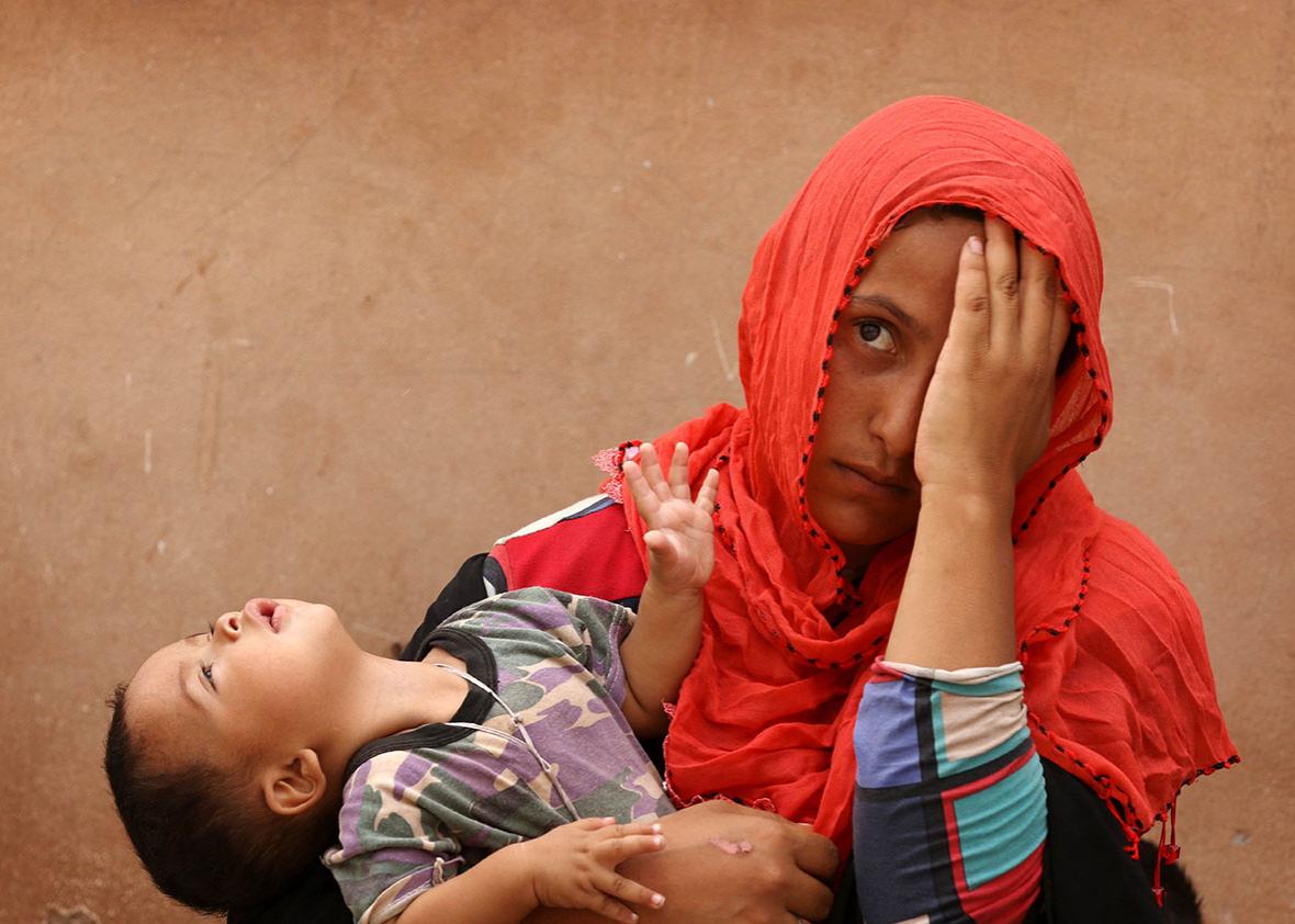 An Iraqi woman and her child who had fled the violence around the northern Iraqi city of Mosul, rest in the Dibaga camp in the town of Makhmur, before returning to their villages south of the city of Mosul on September 1, 2016.