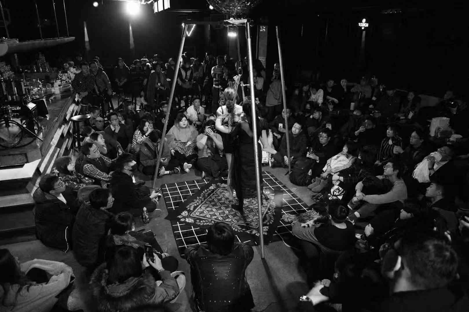 A bondage demonstration in front of an audience in Tianjin.