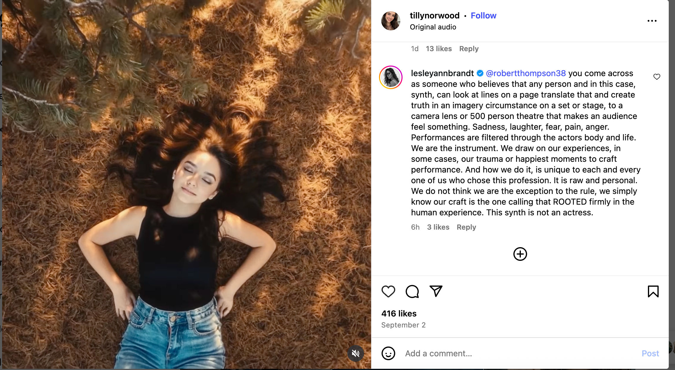 Een Instagram-bericht van Tilly Norwood, een door AI gegenereerde creatie, waarop een jonge, door een bot gemaakte vrouw op de bosbodem ligt. De reactie op het bericht is kritisch over het feit dat het account een door een bot gemaakte vrouw is die niet bestaat.