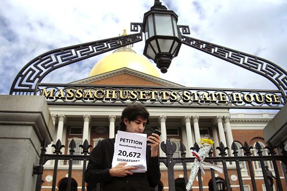 Swartz delivering a petition at the Massachusetts State House in August 29, 2009.