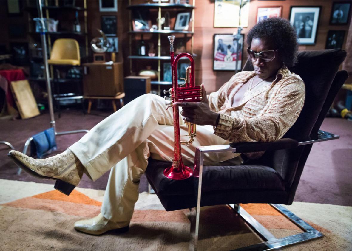 Still of Don Cheadle in Miles Ahead.