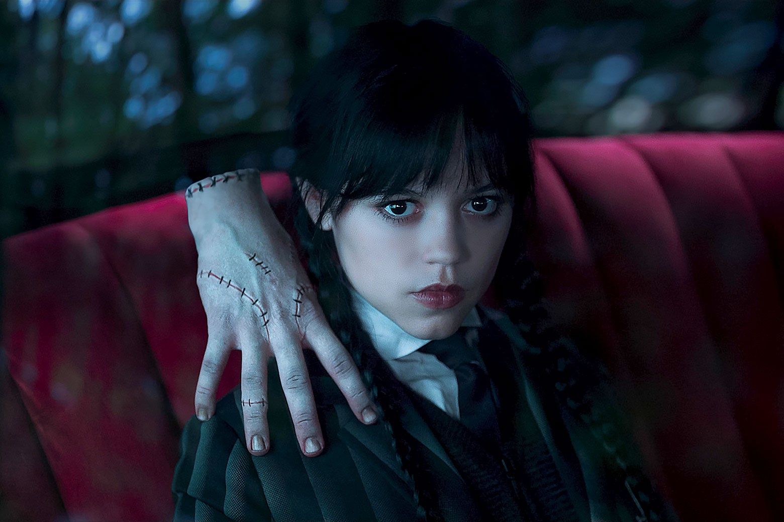 Jenna Ortega als Mittwoch, auf dem Rücksitz eines Autos sitzend, mit dem