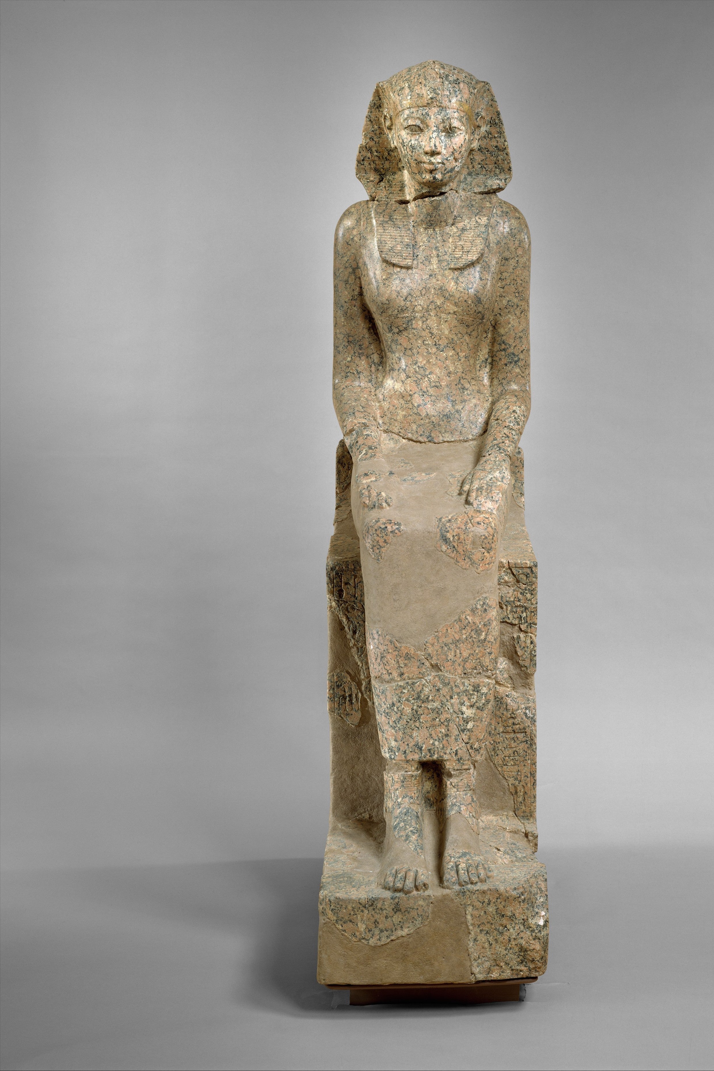 Statue of a standing woman with a pharaoh's headscarf.