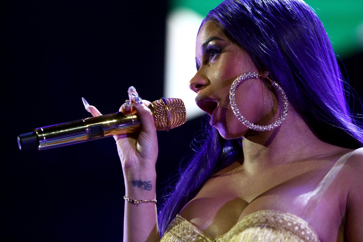 Offset crashed a Cardi B performance to apologize, but she was not having it.