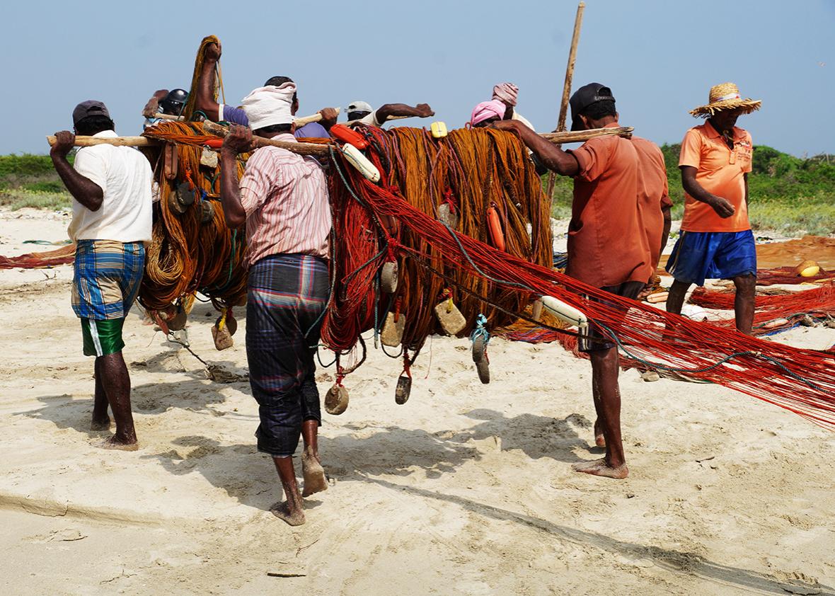 Carrying the karavalai equipment back to the truck after lunch. The team of fishermen will drive a bit farther down the coast and set up for a second round in the afternoon.
