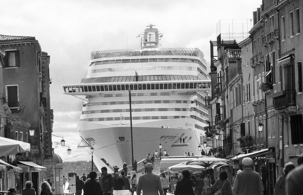Gianni Berengo Gardin Photographs Venice S Massive Cruise Ships