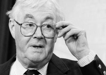Senator Daniel Patrick Moynihan talks to reporters November 9 about an administration study sent to Congress on a Senate walfare reform plan endorsed by President Clinton.