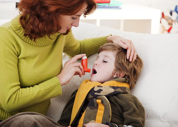 Parent and child with inhaler.