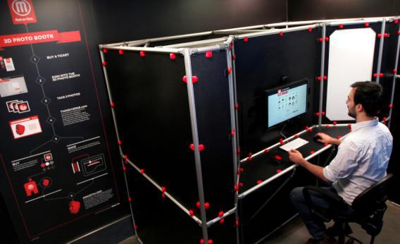 MakerBot blogger Andrew Pelkey tries out the company's new 3D Photo Booth.