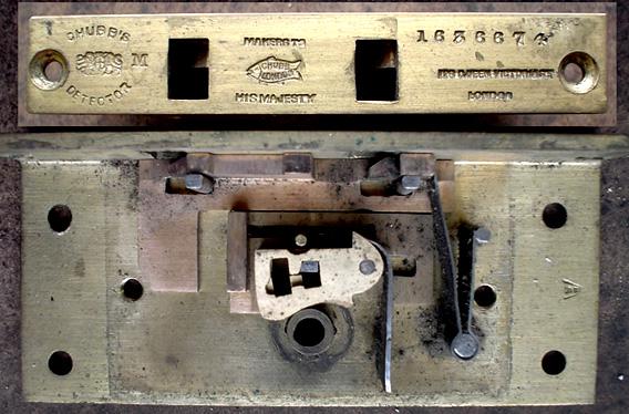 Small Chubb Detector lock fitted to a circa-1910 guncase.