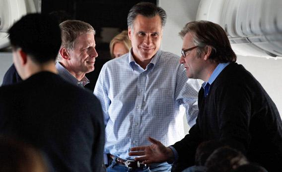 Mitt Romney (C) talks with campaign advisors Stuart Stevens (L) and Eric Fehrnstrom.