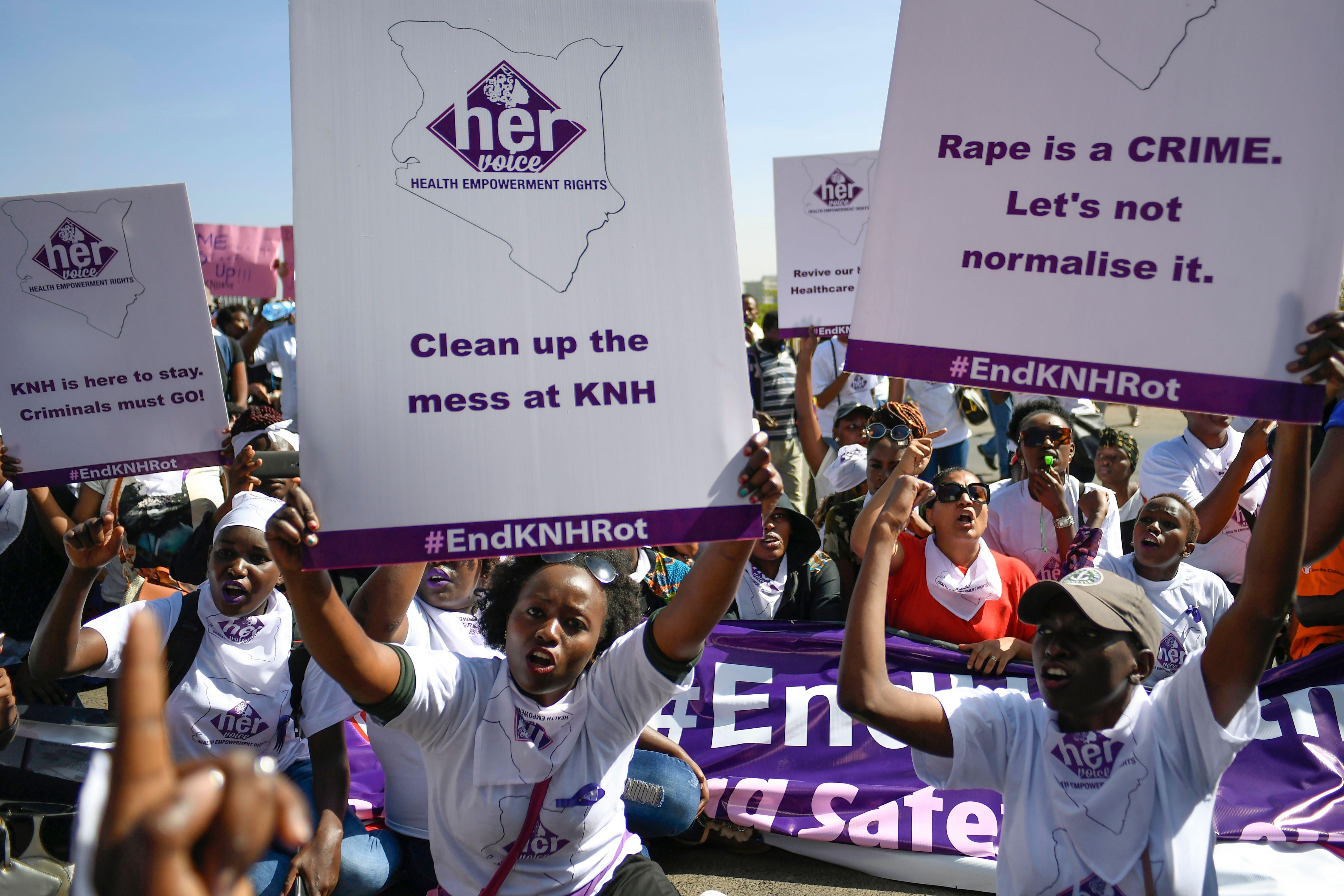 Kenyan women protest on January 23, 2018 against rape allegations at the flagship Kenyatta National Hospital (KNH) in Nairobi.
Kenya's health minister has ordered an investigation into the claims, after social media posts alleged that male staff members targeted the women when they went to feed their babies. / AFP PHOTO / SIMON MAINA        (Photo credit should read SIMON MAINA/AFP/Getty Images)