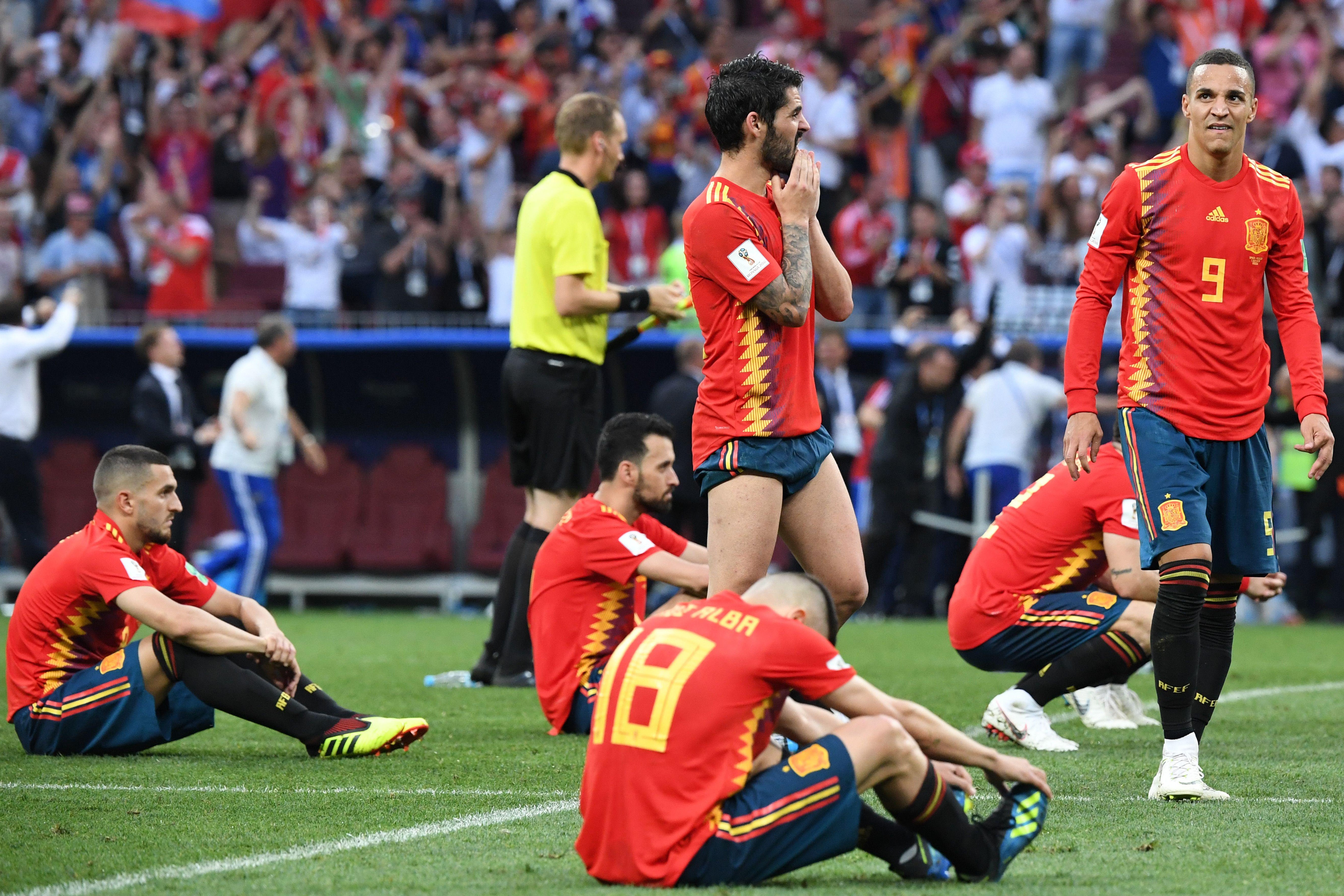 Spain's players look dejected after losing to Russia