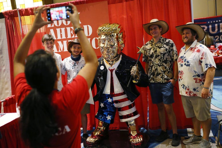 La gente fotografía la estatua del expresidente Donald Trump en exhibición en la Conferencia de Acción Política Conservadora celebrada en el Hyatt Regency el 27 de febrero de 2021 en Orlando, Florida. 