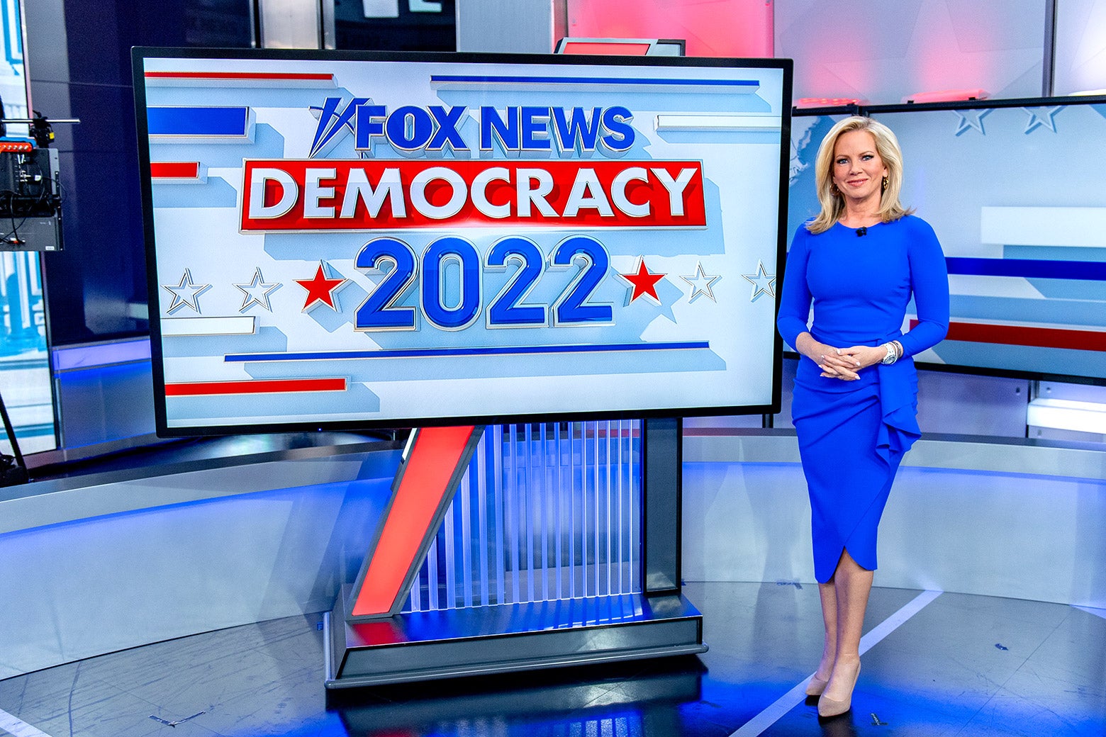 Shannon Bream stands in front of a large TV screen as she hosts FOX News Channel’s Democracy 2022: Election Night.