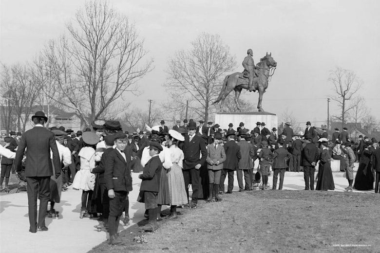 A black-and-white photo of a crowd of people surrounding the Forrest Monument in Memphis