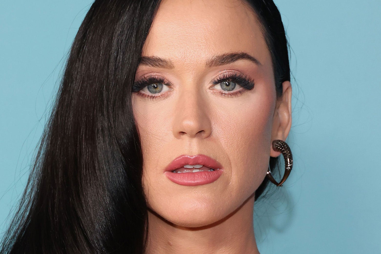 Cận cảnh khuôn mặt của Katy Perry tại một sự kiện American Idol; cô ấy có vẻ mặt ngơ ngác và miệng hơi mở.