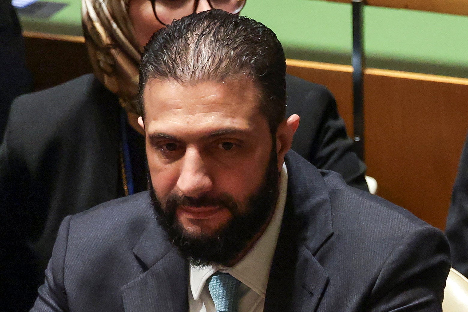 Al-Sharaa lleva un traje y una corbata verde.