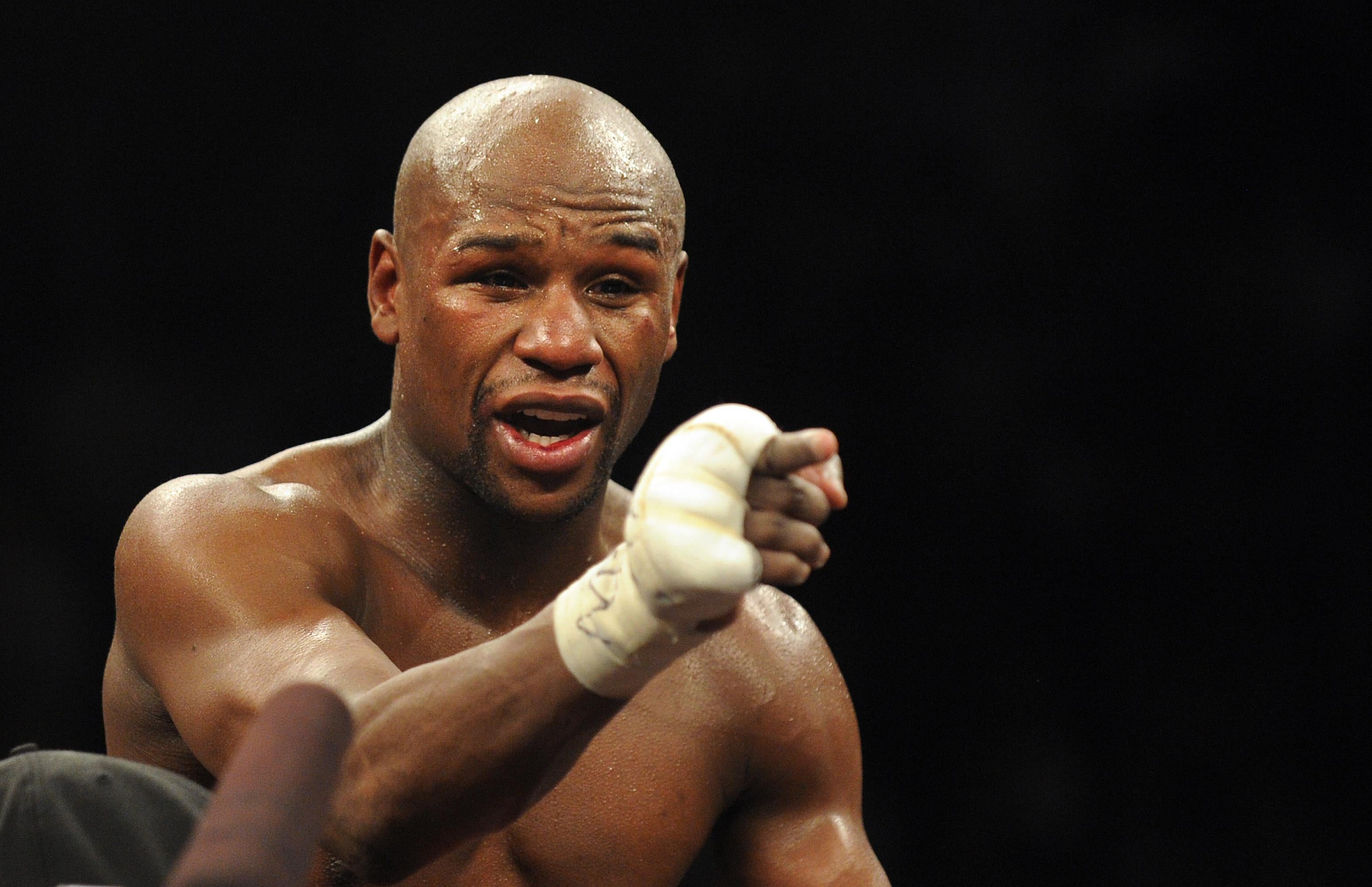 Floyd Mayweather Sends Hilarious Jab to Manny Pacquiao with