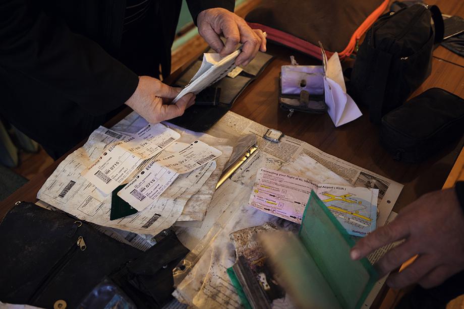 The mayor of Grabove, Vladimir Bereshnoy, collects the valuables from the passengers of MH17.