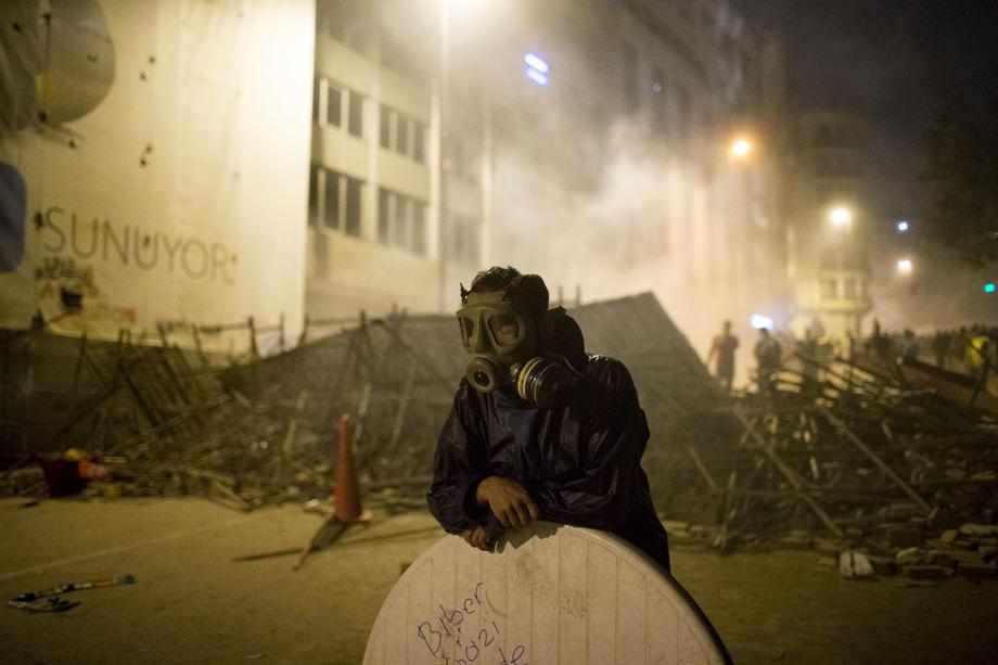 A protester looks on during clashes with Turkish police near Turkish prime minister Recep Tayyip Erdogan's office, June 4, 2013 in Istanbul, Turkey.