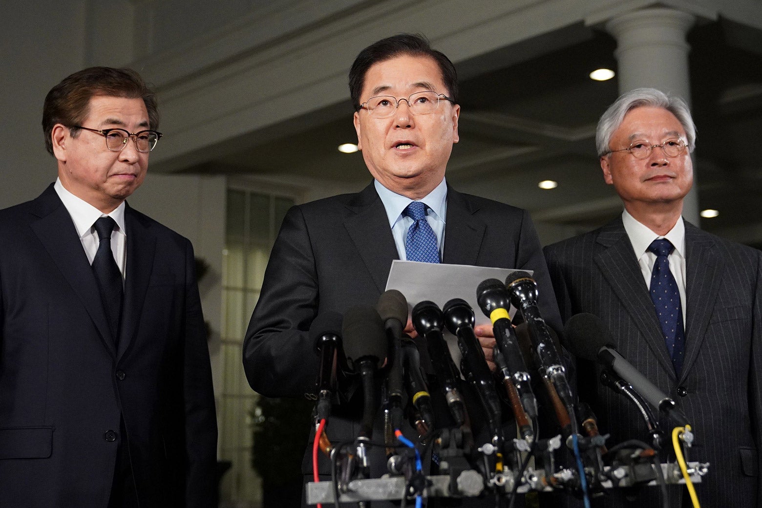 South Korean National Security Advisor Chung Eui-yong (C), flanked by South Korea National Intelligence Service chief Suh Hoon (L) and South Korea's ambassador to the United States Cho Yoon-je (R), briefs reporters outside the West Wing of the White House on Mar. 8, 2018 in Washington, DC, announcing North Korean leader Kim Jong Un has offered to meet US President Donald Trump.