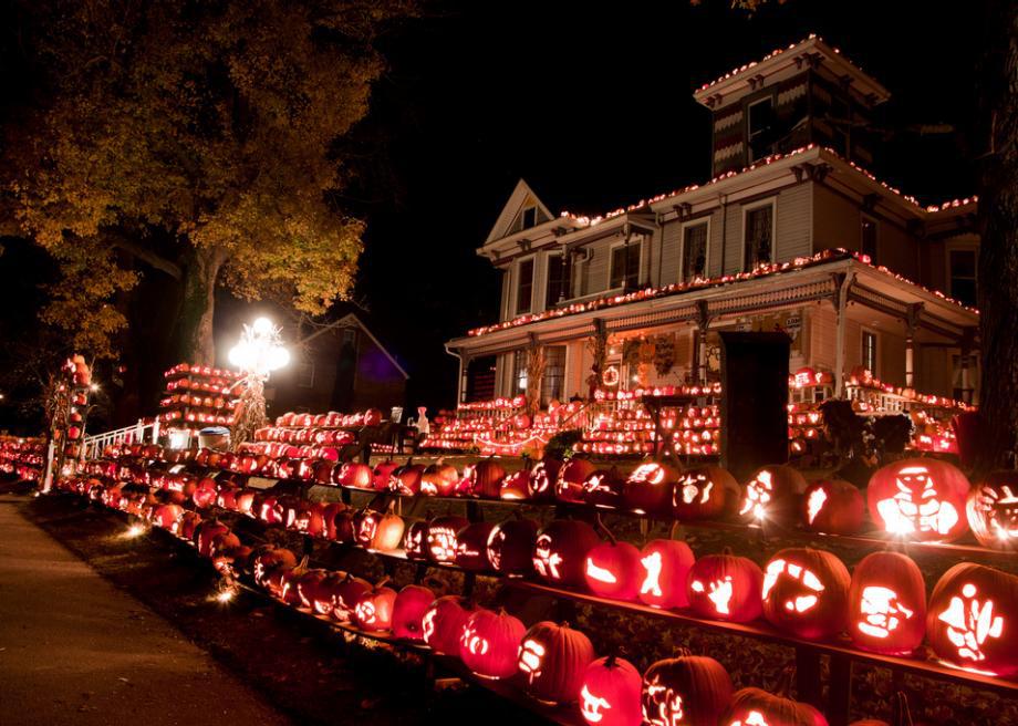 Kenova, West Virginia's Pumpkin House lights up 3,000 jack o' lanterns ...