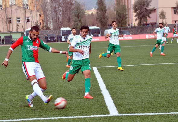 Cizrespor's Serkan Yilmaz (left) attempts to center the ball against Giresunspor's defense during the first half of their Turkish Cup match. 