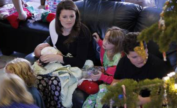 "Sister Wives" Robyn Brown and her kids get ready to open Christmas presents.