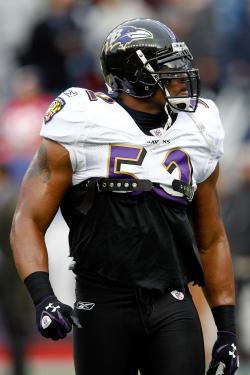 Photo: Baltimore Ravens' Ray Lewis warms-up prior to his game