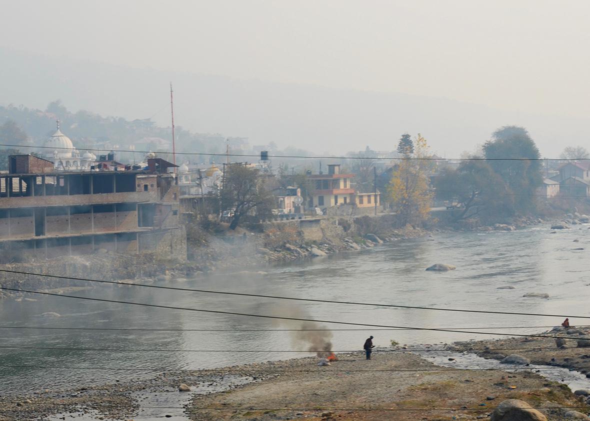 The banks of the Parvati river, on the road to Manikaran.