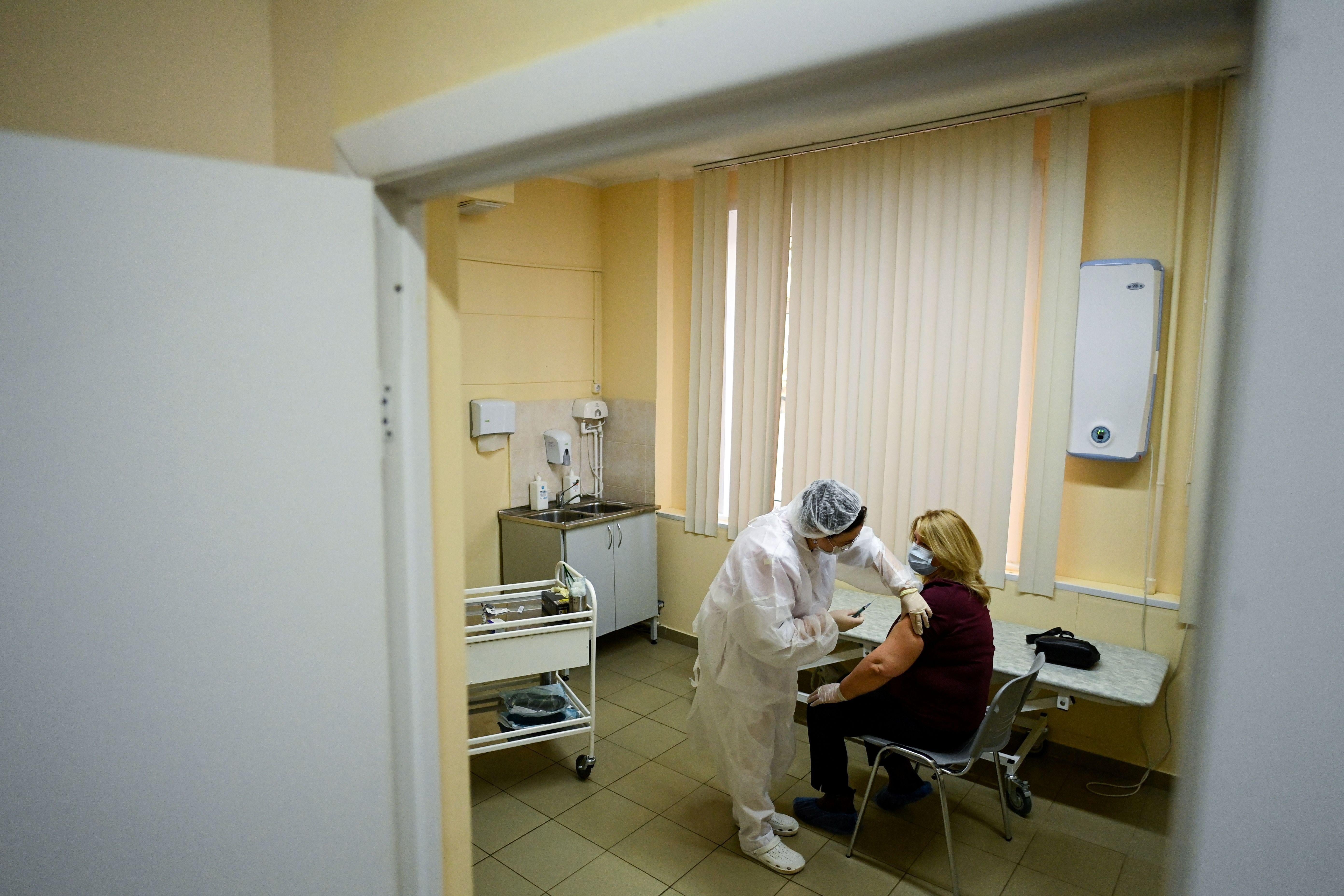 Russia Begins Mass COVID Vaccinations with Relatively Unscrutinized Vaccine