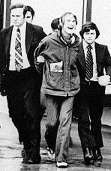 BNDD agents Don Strange (right) and Howard Safir (left) arrest Leary in 1972.