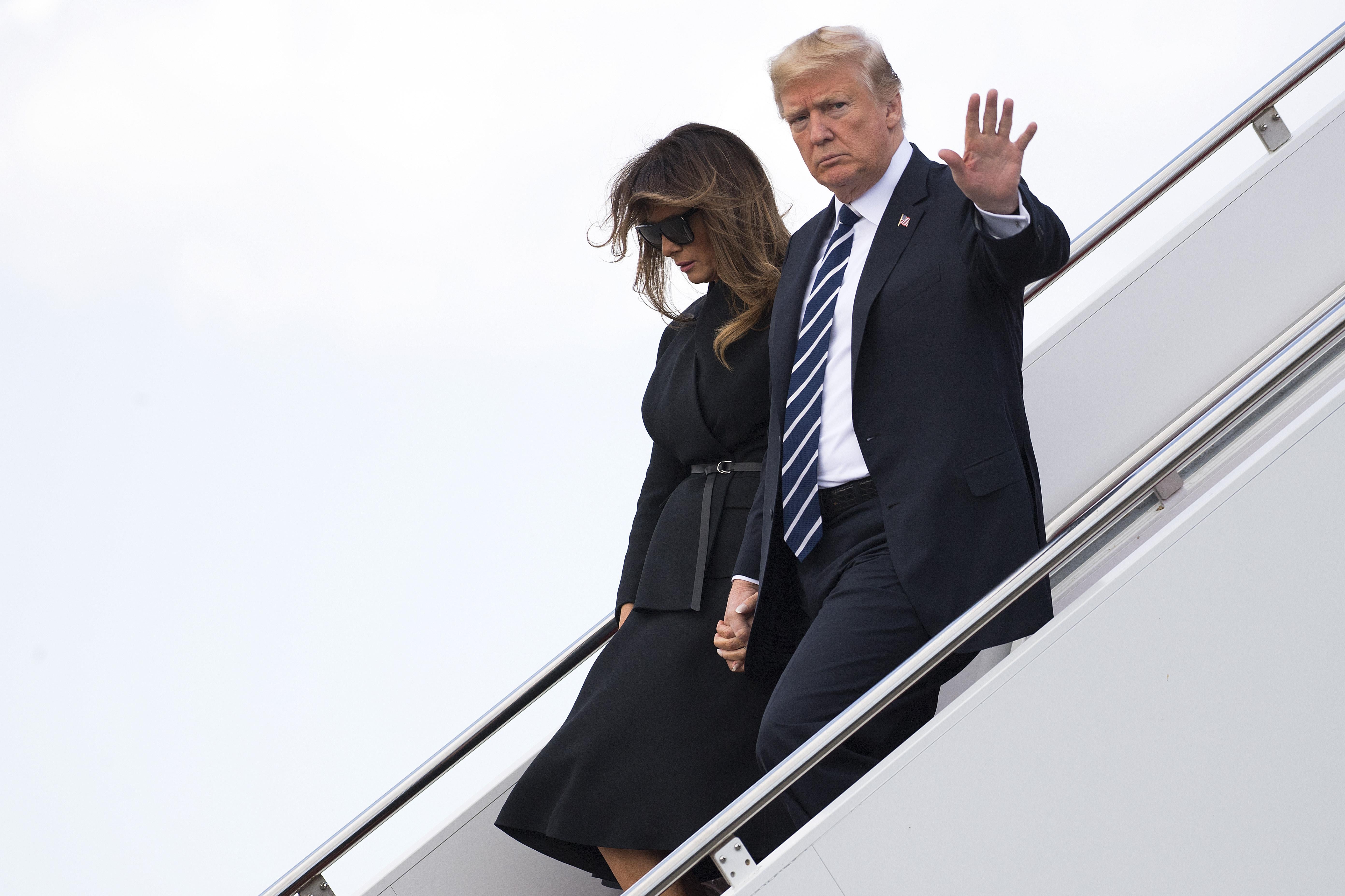 President Donald Trump and First Lady Melania Trump walk off Air Force One as they arrive in West Palm Beach, Florida, on March 2, 2018. / AFP PHOTO / JIM WATSON      